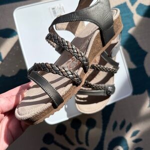Aetrex Bronze (worn twice) Jillian Braided Quarter Strap  Sandal size 7